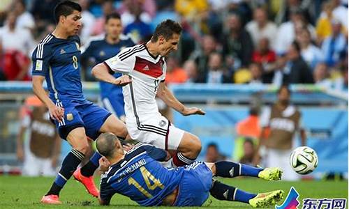 传奇巴西VS德国：经典对决再度上演(足球巴西vs德国)